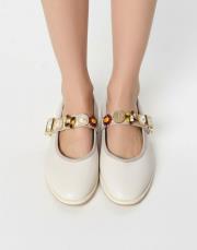 125 yuvarlak burun toka detaylı bej deri babet bej