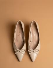 ribbon rustik vegan deri sivri burun fiyonklu topuklu ayakkabı bej 4