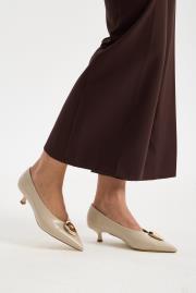 justmıne rustik vegan deri tokalı sivri burun topuklu ayakkabı bej 3