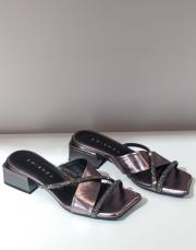 ancel çapraz taşlı bantlı kırışıkı rugan detaylı kare topuk terlik füme