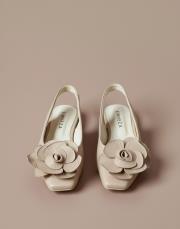 fantastik birinci sınıf ithal vegan deri çiçekli dekolte detaylı babet nude 3